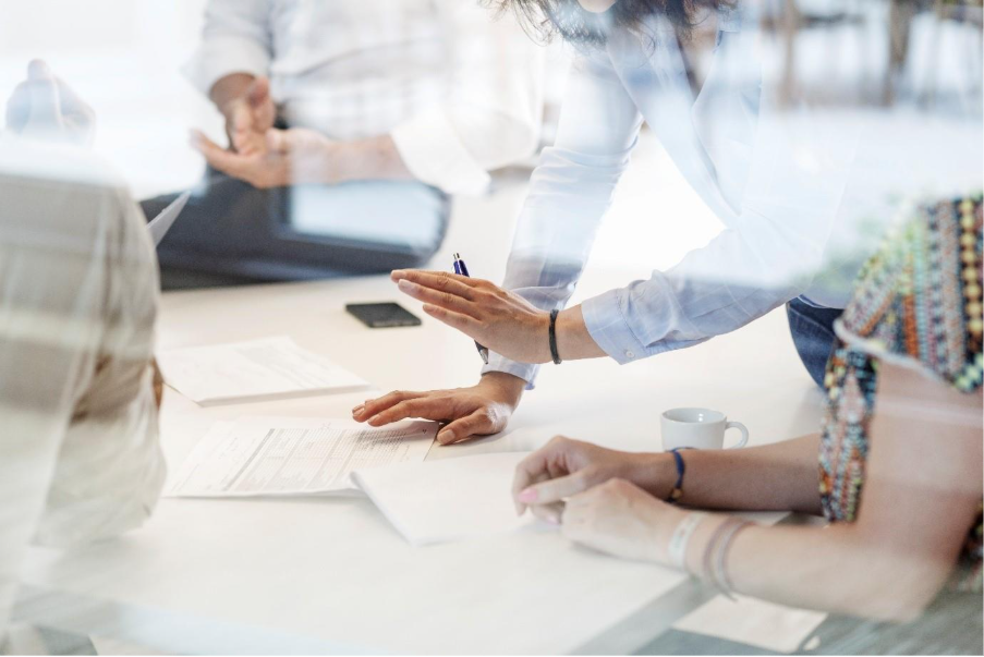 사람, 의류, 노트북, 책상이(가) 표시된 사진 AI 생성 콘텐츠는 정확하지 않을 수 있습니다.