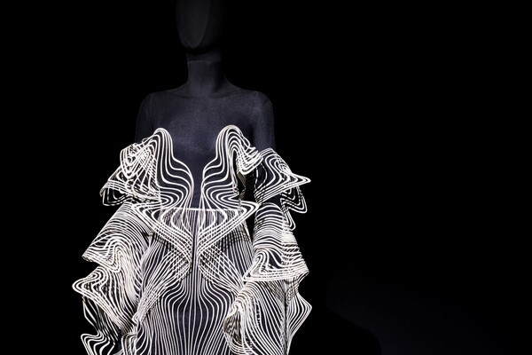 네덜란드 패션 디자이너 아이리스 반 헤르펜(Iris Van Herpen)이 디자인한 ‘무한의 연장’(Extended Indefinitely) 드레스. ⓒ알칸타라 제공